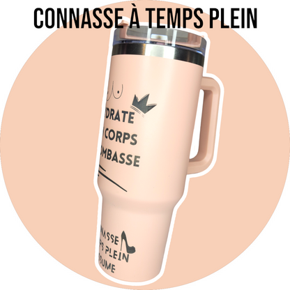 Découvrez notre collection de gourde américaine en acier inoxydable, accessoire tendance. Idée cadeau originale et tendance. Livraison gratuite.
Mug isotherme - Tasse avec poignée et paille