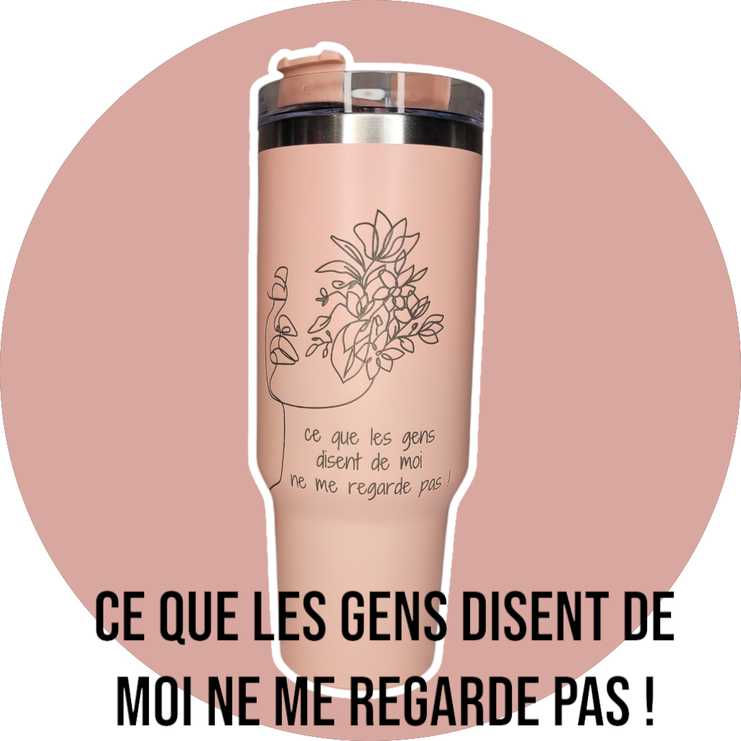 Découvrez notre collection de gourde américaine en acier inoxydable, accessoire tendance. Idée cadeau originale et tendance. Livraison gratuite.
Mug isotherme - Tasse avec poignée et paille